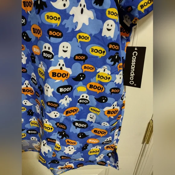 Cassandra O Halloween ๐ ๐ป Double front pocket scrub top Women's Size 2X NWT - Picture 4 of 5